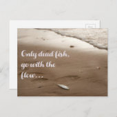 Nur tote Fische gehen mit dem Fluss - Funny Zitat Postkarte (Vorne/Hinten)