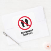 Nur ungekennzeichnete Schuhe sind verboten. Quadratischer Aufkleber (Umschlag)