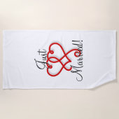 Nur verheiratet mit Red Linked Wirbel Hearts Strandtuch (Vorderseite)