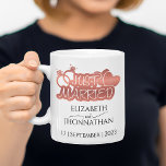 Nur verheiratet moderne Rose Gold Foil Paare Namen Kaffeetasse<br><div class="desc">Feiern Sie Ihre Liebe mit unserem Just Married Modern Rose Gold Foil Logo mit Paare Names Coffee Tasse. Diese elegante und individuell gestaltbare Tasse zeichnet sich durch ein schicke goldene "Just Married"-Logo in Rose aus, das neben den Namen des Ehepaares eine persönliche und raffinierte Touch schafft. Ob zum Genießen des...</div>