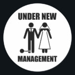 Nur verheiratet, unter neuer Leitung Runder Aufkleber<br><div class="desc">Aber sie werden nie... UNSER FREIZEITRAUM! Oh,  warte,  ja,  sie werden es. Gfit für den neu verheirateten Bräutigam oder bald verheirateter Junggeselle.</div>