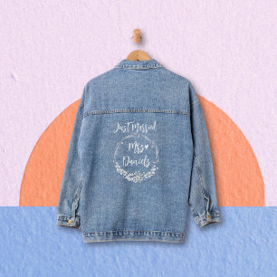 Nur verheiratete Typografie und blumengeschmückte  Jeansjacke
