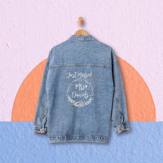 Nur verheiratete Typografie und blumengeschmückte Jeansjacke