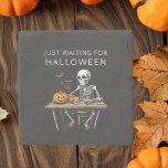 "Nur Wart für Halloween Stone Untersetzer | Funny<br><div class="desc">Schützen Sie Ihre Oberflächen mit einer unheimlichen Drehung mit diesem "Just Warten for Halloween" Stone Untersetzer. Dieser Untersetzer mit einem humorvollen Skelettdesign ist perfekt für Halloween-Liebhaber, die das ganze Jahr über die schöne Jahreszeit feiern. Er ist aus hochwertigem Stein gefertigt und bietet eine stabile und stilvolle Möglichkeit, Ihre Tische vor...</div>