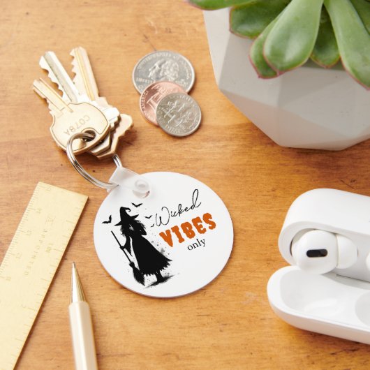 "Nur Wicked Vibes" - Halloween Black Hexe - Schlüsselanhänger (Schreibtisch)