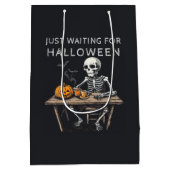 "Nur zu Halloween Gewartet | Funny Skeleton Mittlere Geschenktüte (Rückseite)