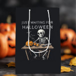 "Nur zu Halloween Gewartet | Funny Skeleton Mittlere Geschenktüte<br><div class="desc">Wrap deine Halloween-Geschenke im Stil mit dieser "Just Wart for Halloween" mittelgroßen Geschenktasche. Mit einem spielerischen Skelettdesign ist diese Geschenktasche ideal, um Ihren Halloween-Geschenken eine lustige und festliche Touch hinzuzufügen. Diese Tasche ist aus robustem, hochwertigem Papier mit kräftigen Griffen gefertigt und ist sowohl haltbar als auch auffällig. Ideal für Halloween-Partys,...</div>