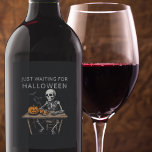 "Nur zu Halloween-Weinlabel Gewartet | Funny Weinetikett<br><div class="desc">Feiern Sie Halloween im Stil mit diesem "Just Wart for Halloween" Weinetikett. Mit einem humorvollen Skelettdesign verleiht dieses Label Ihrer Lieblingsweinflasche eine fröhliche und festliche Touch. Ideal für Halloween-Partys, spukhafte Ansammlungen oder als einmaliges Geschenk für Halloween-Fans verwandelt dieses Label eine normale Flasche in eine thematische Freude. Aus hochwertigem Klebstoff gefertigt,...</div>