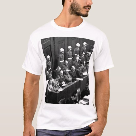 Nürnberg-Versuche.  Schauen hinunter on_War Bild T-Shirt (Vorderseite)