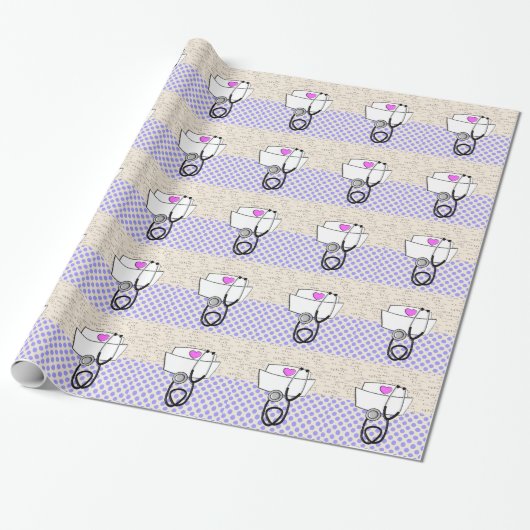 Nurse Abschluss Wrapping Paper Lila Polka Dots Geschenkpapier (Ungerollt)