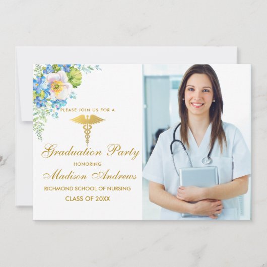 Nurse Blue Floral Grad Party Einladung Gold (Vorderseite)