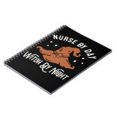 Nurse by Day Witch by Night - Funny Halloween Nurs Notizblock (Linke Seite)