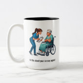 Nurse Dealing With Self Entitled Elderly Patient Zweifarbige Tasse (Links)