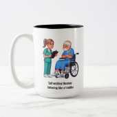 Nurse Dealing With Self Entitled Elderly Patient Zweifarbige Tasse (Links)