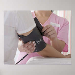 Nurse, die den Blutdruck des Patienten einnimmt Poster