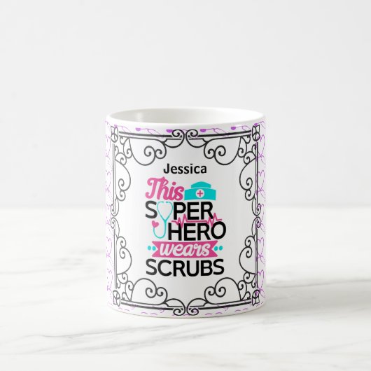 NURSE - Dieser Superheld trägt SCRUBS Personalisie Kaffeetasse (Mittel)