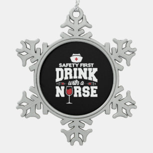 Nurse Drink mit einem Nurse Funny Wine Apparel Schneeflocken Zinn-Ornament