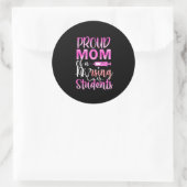 Nurse Gift | Proud Mom Of A Nursing Runder Aufkleber (Tasche)