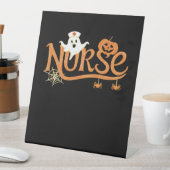 Nurse Halloween Cute Ghost and Pumpkin Essential T Sockelschild (In Situ)