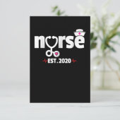 Nurse ist 2020 RN Nursing School Graduation RSVP Karte (Stehend Vorderseite)