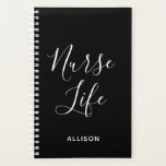 Nurse Life Black and White Personalisiert Planer<br><div class="desc">Behalt mit dem Nurse Life Black and White Stylish Personalisiert Planner mit deinem geschäftigen Terminkalender stilvoll auf. Es ist ein modernes Design mit dem Text "Krankenpflege Leben" in großen weißen trendy handgeschriebenen Skript zentriert auf der Vorderseite des schwarzen personalisierbaren Planer. Der Name ist auf der anderen Seite. Klicken Sie auf...</div>