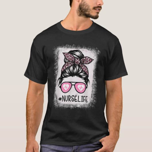 Nurse Life gebleicht S Pink Leopard Messy Bun Nurs T-Shirt (Vorderseite)