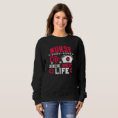 Nurse Life is the Best Life Fun Gift Nurse Sweatshirt (Vorne ganz)