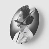 Nurse Posing Runde Wanduhr (Winkel)