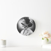 Nurse Posing Runde Wanduhr (Zuhause)