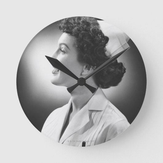 Nurse Posing Runde Wanduhr (Vorderseite)