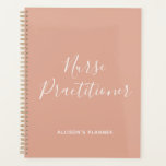 Nurse Practitioner Blush Pink White Script Name Planer<br><div class="desc">Behalt mit dem Nurse Practitioner Blush Pink White Script Name Planner mit deinem geschäftigen Zeitplan im Stil auf. Es ist ein modernes Design mit dem Text "Krankenschwester Praktizierende" in großen weißen trendy handgeschriebenen Skript zentriert auf der Vorderseite der pastellrosa Hintergrund. Der Name ist auf der anderen Seite. Klicken Sie auf...</div>