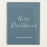 Nurse Practitioner Dusty Blue Script Personalisier Planer<br><div class="desc">Behalt mit deinem geschäftigen Zeitplan im Stil mit diesem Nurse Practitioner Dusty Blue Script Personalisiert Planner. Es ist ein modernes Design mit dem Text "Krankenschwester Praktizierende" in großen weißen trendy handgeschriebenen Skript zentriert auf der Vorderseite des trendigen blauen Hintergrund. Der Name ist auf der anderen Seite. Klicken Sie auf Personalisieren...</div>
