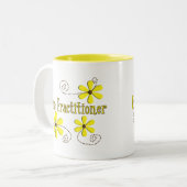 Nurse Practitioner Gifts Daisies Design Zweifarbige Tasse (Vorderseite Links)