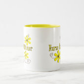 Nurse Practitioner Gifts Daisies Design Zweifarbige Tasse (Mittel)