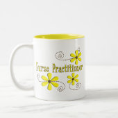 Nurse Practitioner Gifts Daisies Design Zweifarbige Tasse (Links)