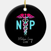 Nurse Practitioner NP Stilvoll rosa Personalisiert Keramik Ornament (Hinten)