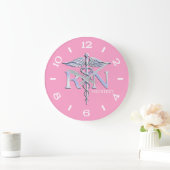 Nurse RN Caduceus Monogram Dial Style auf rosa Große Wanduhr (Zuhause)