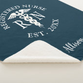 Nurse RN Medical Caduceus Blue Abschluss Monogramm Sherpadecke (3/4)