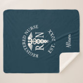 Nurse RN Medical Caduceus Blue Abschluss Monogramm Sherpadecke (Vorderseite (Horizontal))