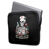 Nurse Skeleton Joke Spaß Halloween Essential T-Sh Laptopschutzhülle (Vorderseite Links)