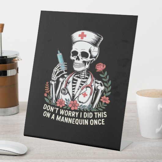 Nurse Skeleton Joke Spaß Halloween Essential T-Sh Sockelschild (In Situ)