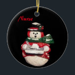 NURSE SNOWMAN COLLECTOR CHRISTMAS KERAMIKORNAMENT<br><div class="desc">NURSE SNOWMAN COLLECTOR CHRISTMAS ORNAMENT ist ein Artikel in der Kollektion von feinen Kunstreproduktionen auf Produkten,  die für Zuhause oder Büros konzipiert sind. Dort ist die NURSE SNOWMAN COLLECTOR CHRISTMAS ORNAMENT eine Reproduktion eines Originalskulpturenwerks von Gerry K. Furgason und ist in ihrer Weihnachtsdekoratorserie enthalten.</div>