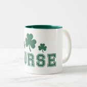 Nurse St. Patrick's Day Clover Zweifarbige Tasse (VorderseiteRechts)