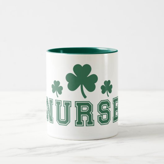 Nurse St. Patrick's Day Clover Zweifarbige Tasse (Mittel)