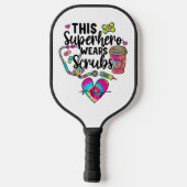 Nurse Superhero trägt Scrubs farbenfrohe Medizin Pickleball Schläger (Rückseite)