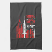 Nurse Witch Halloween Skyline Design_1 Geschirrtuch (Vertikal)