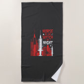 Nurse Witch Halloween Skyline Design_1 Strandtuch (Vorderseite)