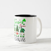 Nurses Liebe Shenanigans Funny Gnomes Nurse St Pat Zweifarbige Tasse (VorderseiteRechts)