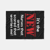 Nursing Quote It's The New Nurses That E Me Rn Dnp Fleecedecke (Vorderseite (Horizontal))