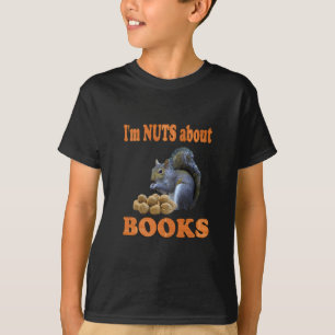 Nüsse über Bücher T-Shirt